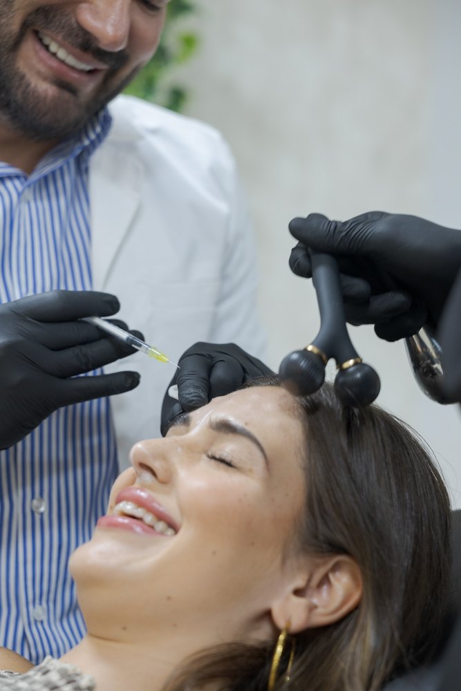 Tratamiento de bioestimulación con inductores de colágeno en la clínica de medicina estética del Dr. Bidot en Madrid
