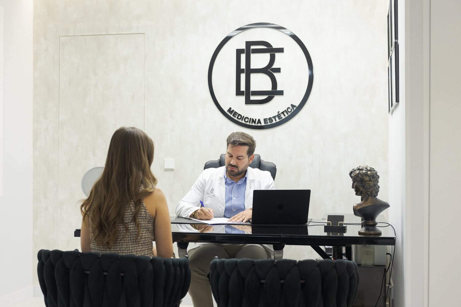 Valoración médica previa personalizada en la clínica de medicina estética Estética Bidot en Madrid